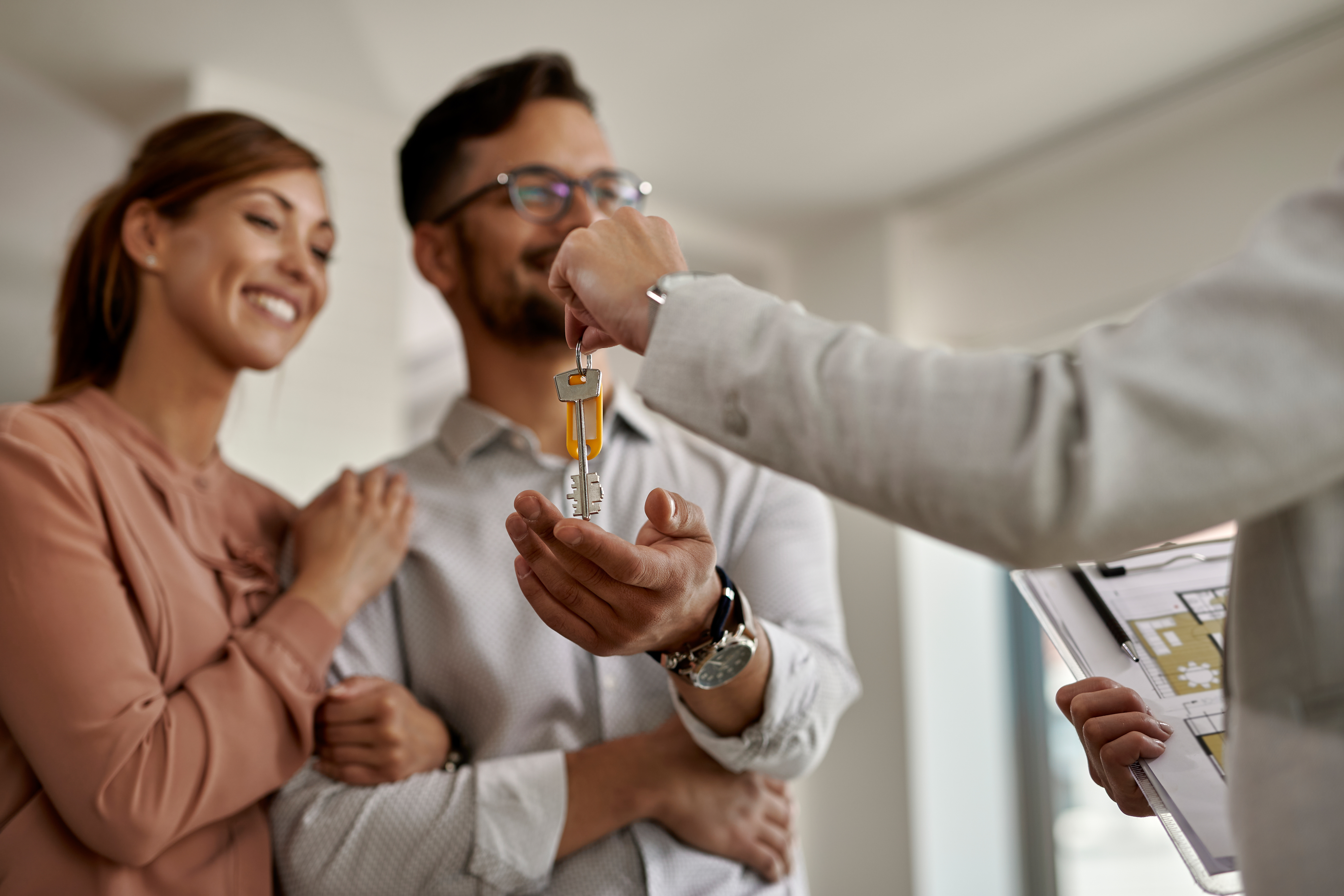 Famille planifiant un projet immobilier